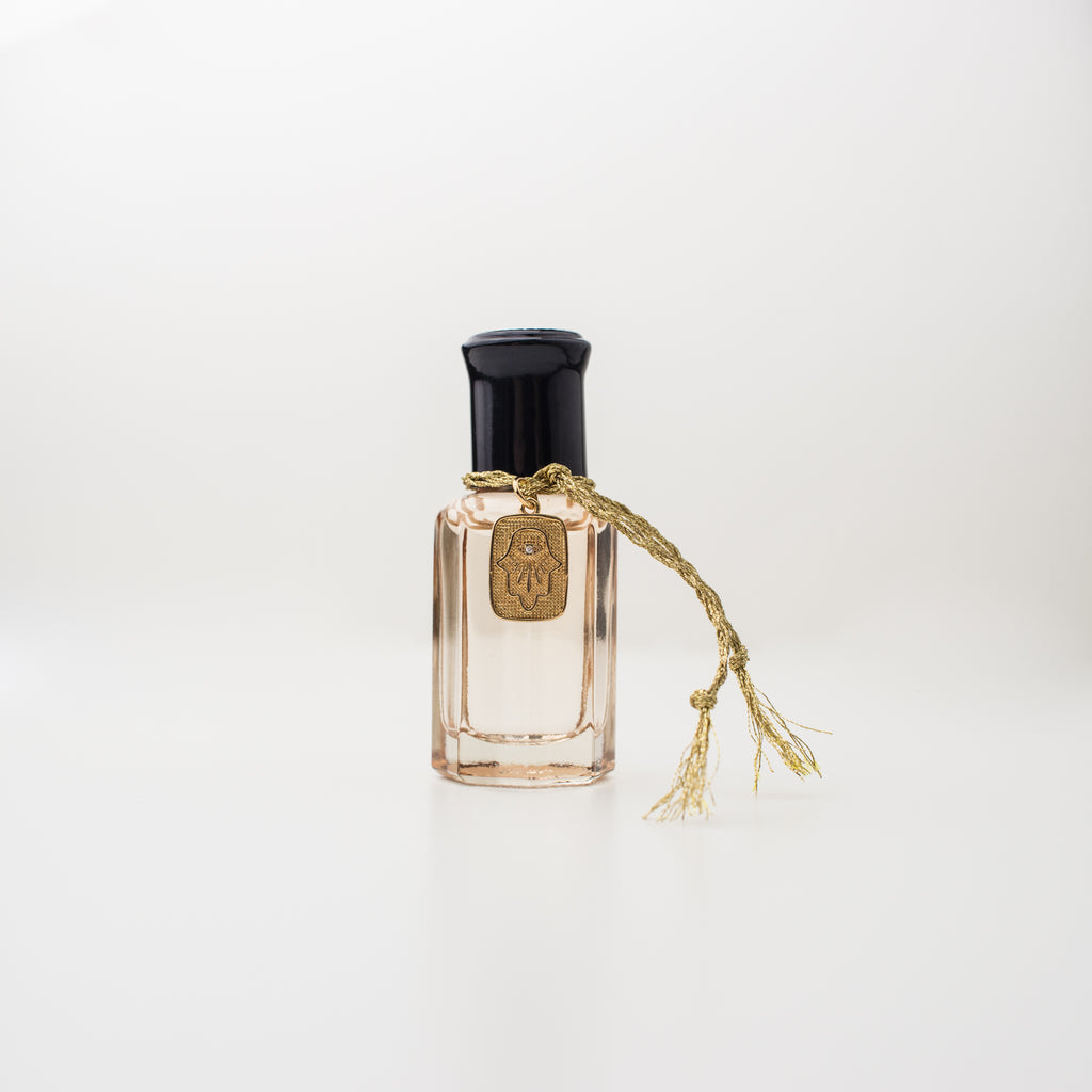 Amuletta's first fragrance in a beautiful blush glass bottle. Hamsa hand gold tag that can be worn as a pendant. Read more about it in the Amuletta blog. 