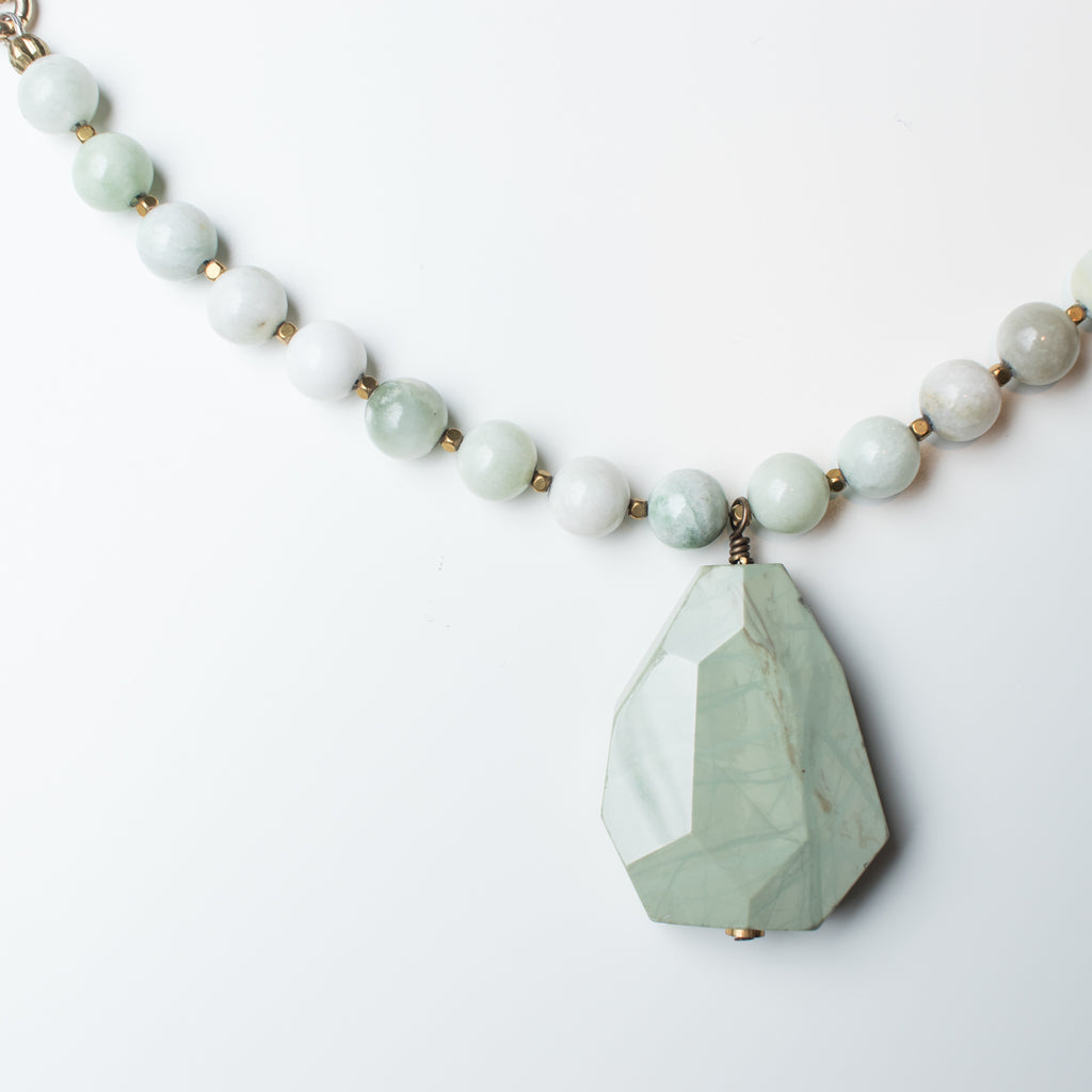 Gold Light Green Agate Pendant Necklace with Light Green New Jade Gemstone in Short Style